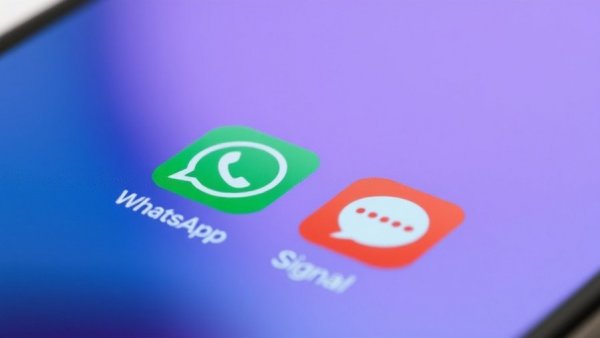 WhatsApp and Signal icons on smartphone screen, Android Malware Chats spionieren.