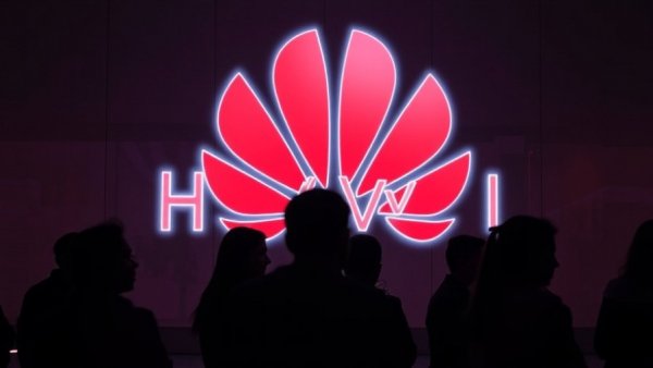 Huawei logo in a dimly lit room with silhouettes, related to EU Maßnahmen gegen ZTE und Huawei.