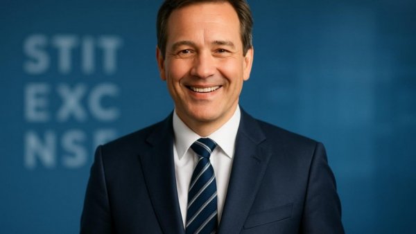 Professional man in suit smiling, Arbeitsmarktlage in Schleswig-Holstein.