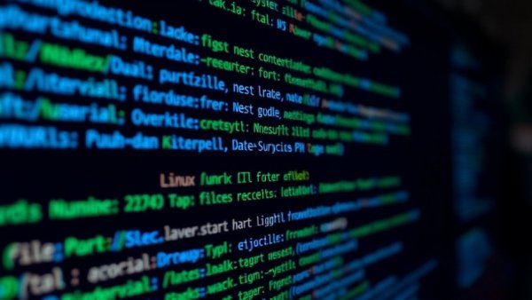Close-up of Linux terminal displaying system data, Linux 7.0 testen.