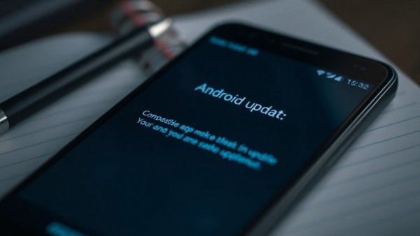 Smartphone with Android-Sicherheitsupdate März 2026 screen.