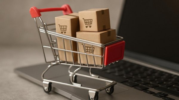 Kleine Einkaufskarren und Kartons auf Laptop-Tastatur symbolisieren Vertrauen in Asia-Plattformen.