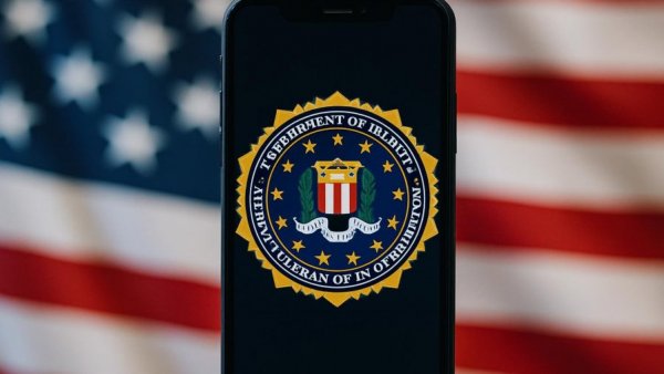 Smartphone with FBI logo against American flag, highlighting Datenrisiken durch ausländische Apps.