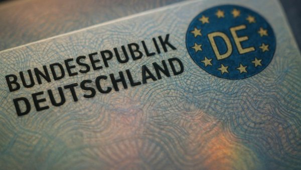 Close-up of German ID card showcasing Pseudonym-Funktion.