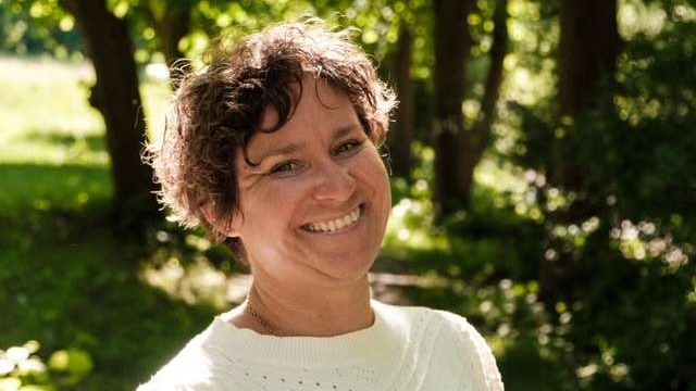 Ulrike Schaffer-Sträter Trauerrednerin smiling gently in a garden