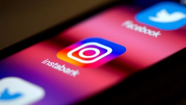 Social media apps on smartphone screen impacting teen mental health.