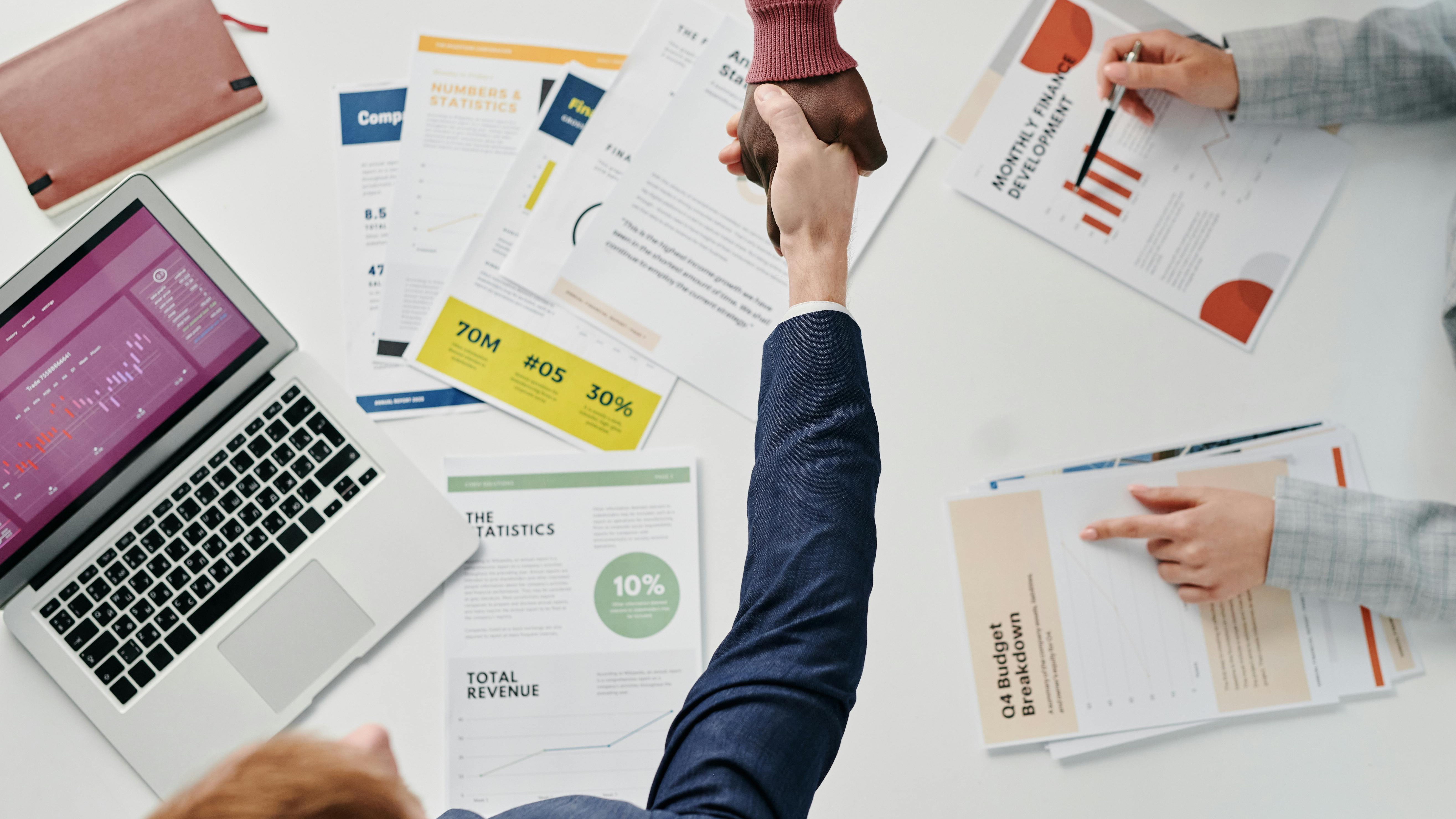 Cartoon of woman with gift box, best gifts for employees.