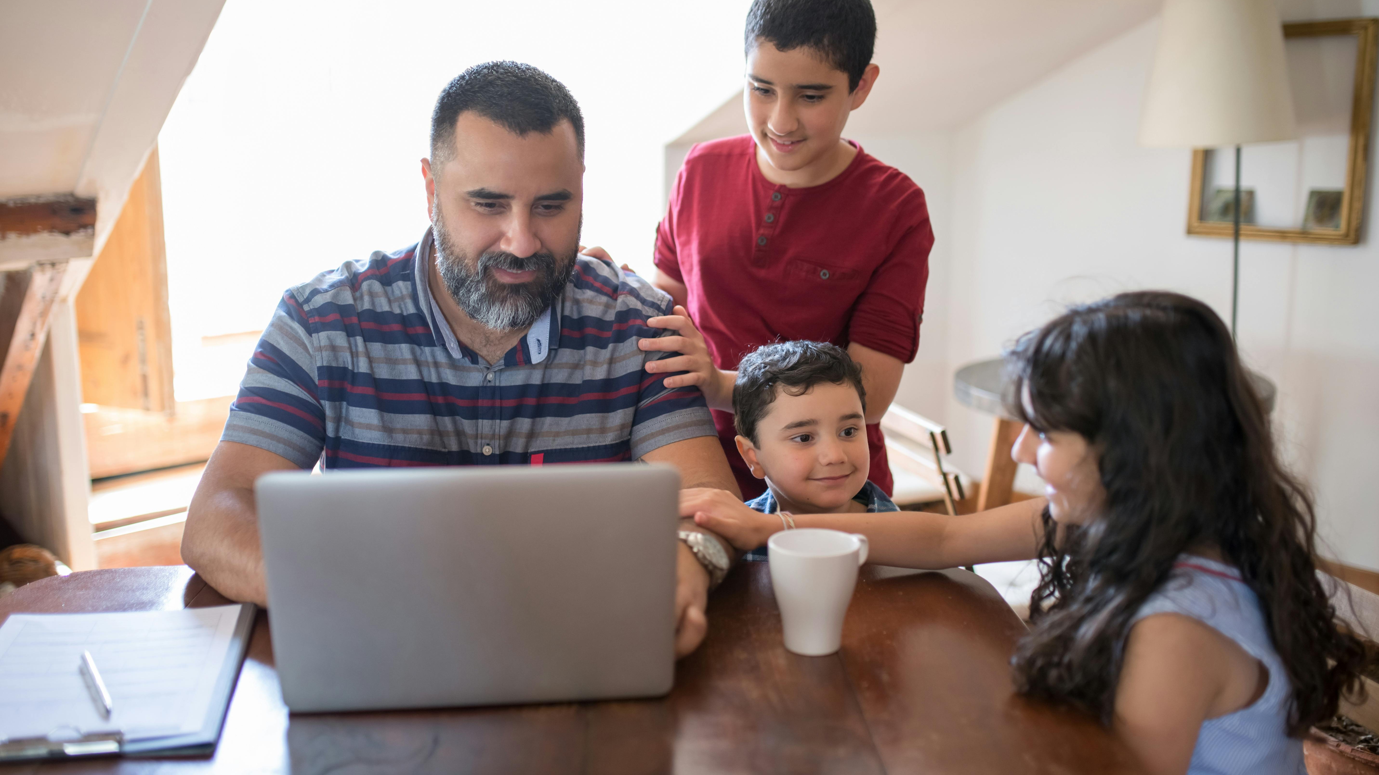 Parents arguing in front of child, highlighting co-parenting strategies challenges.