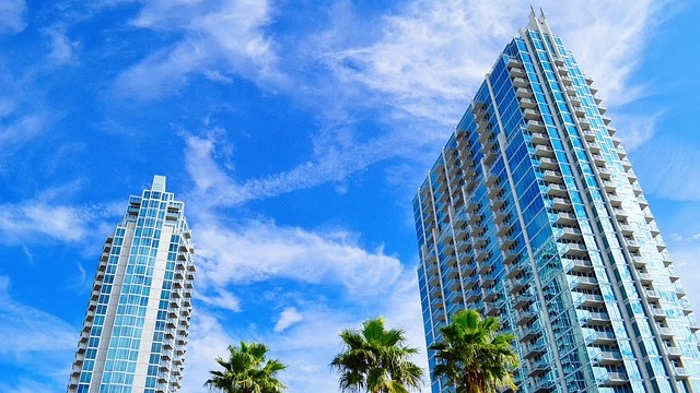 Skyline of Tampa showcasing best internet providers in the city.