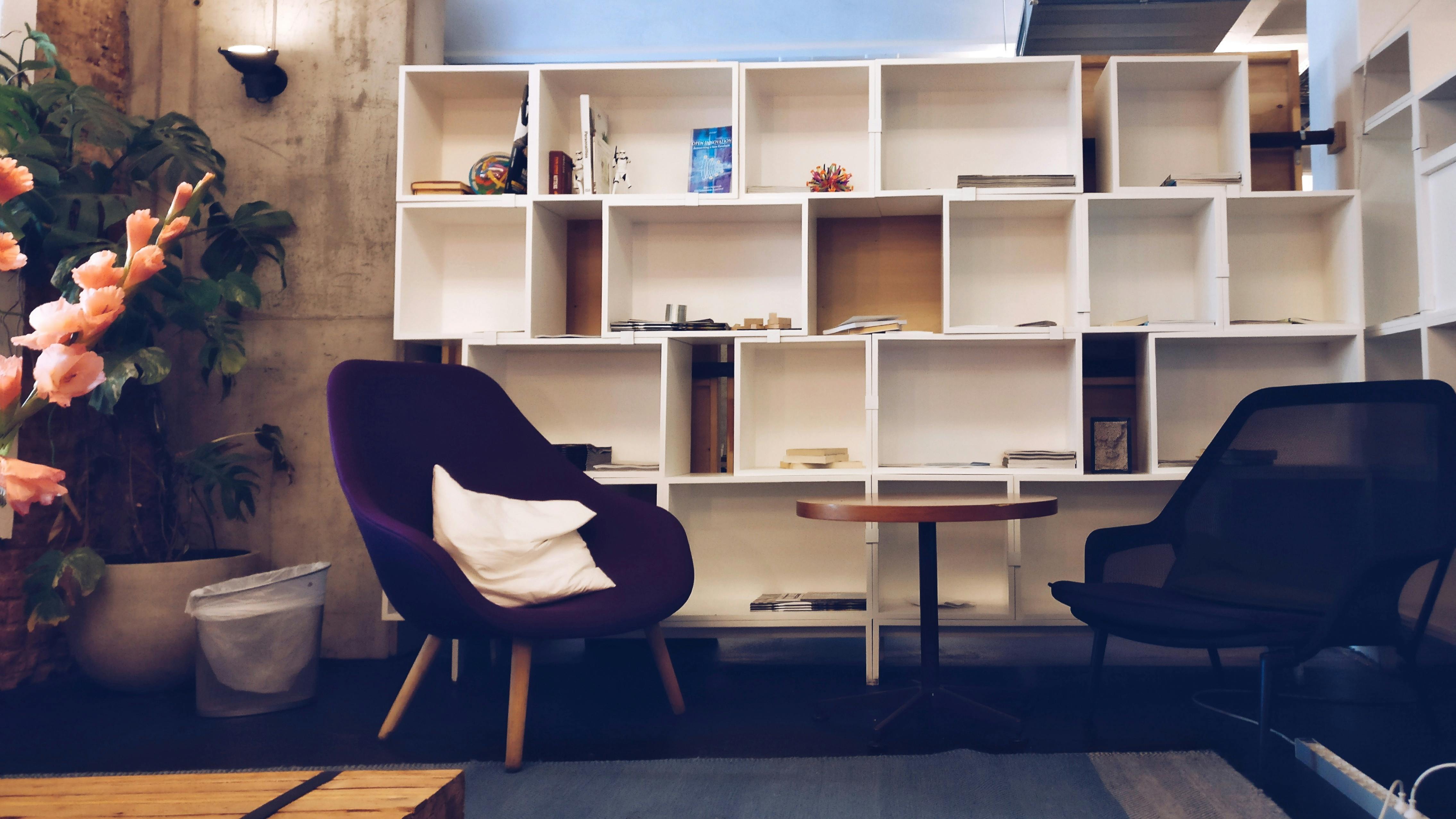 Open shelves decor tips with colorful dishes and glassware.