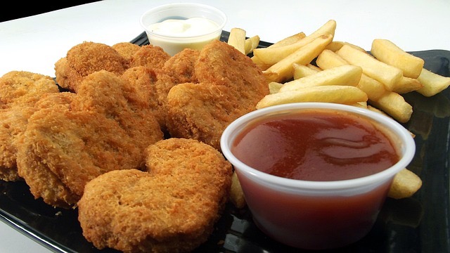 Healthy family meals: homemade chicken nuggets with ketchup.