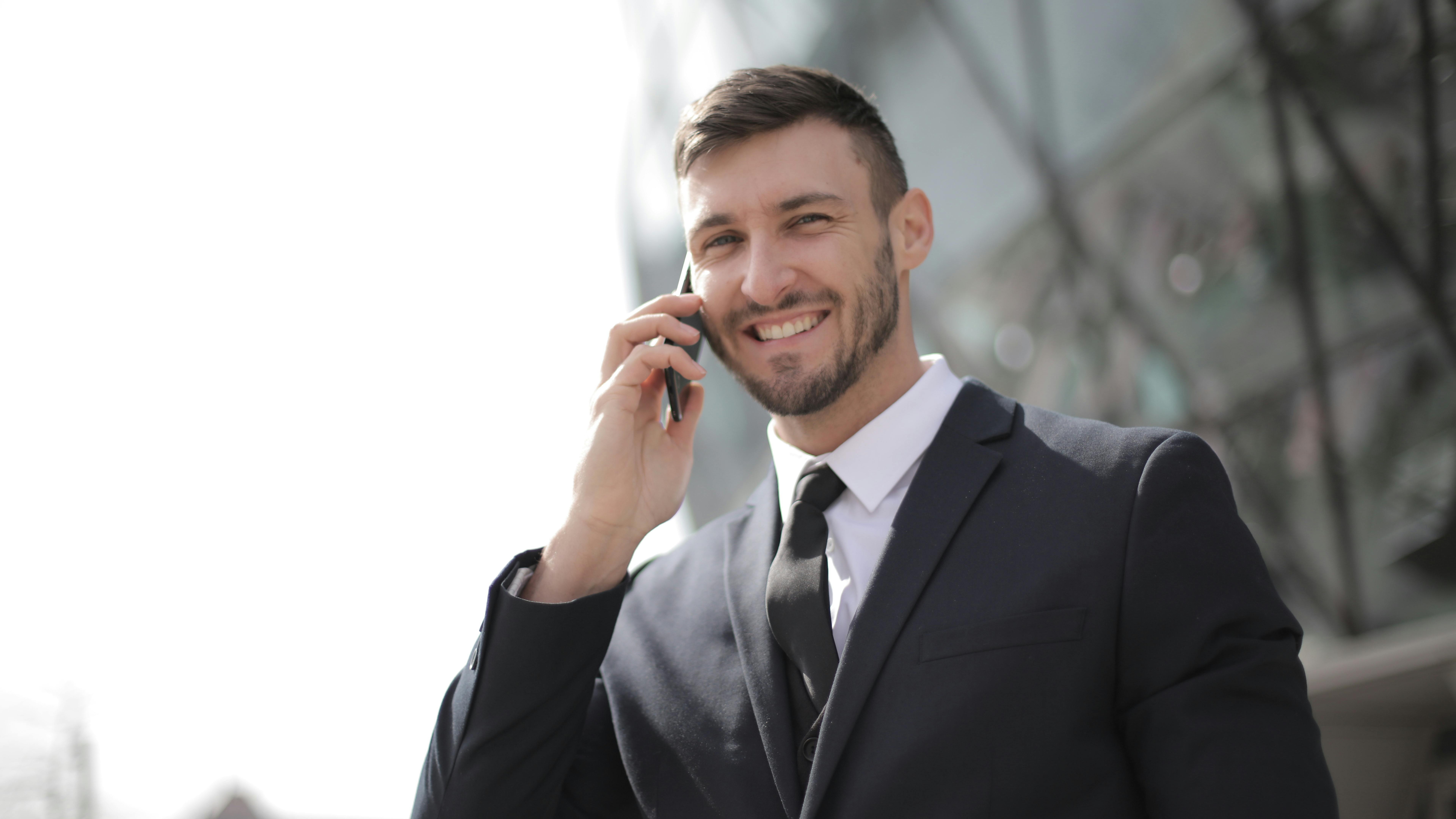 Two smiling men in front of blue gradient, representing corporate culture adaptability.