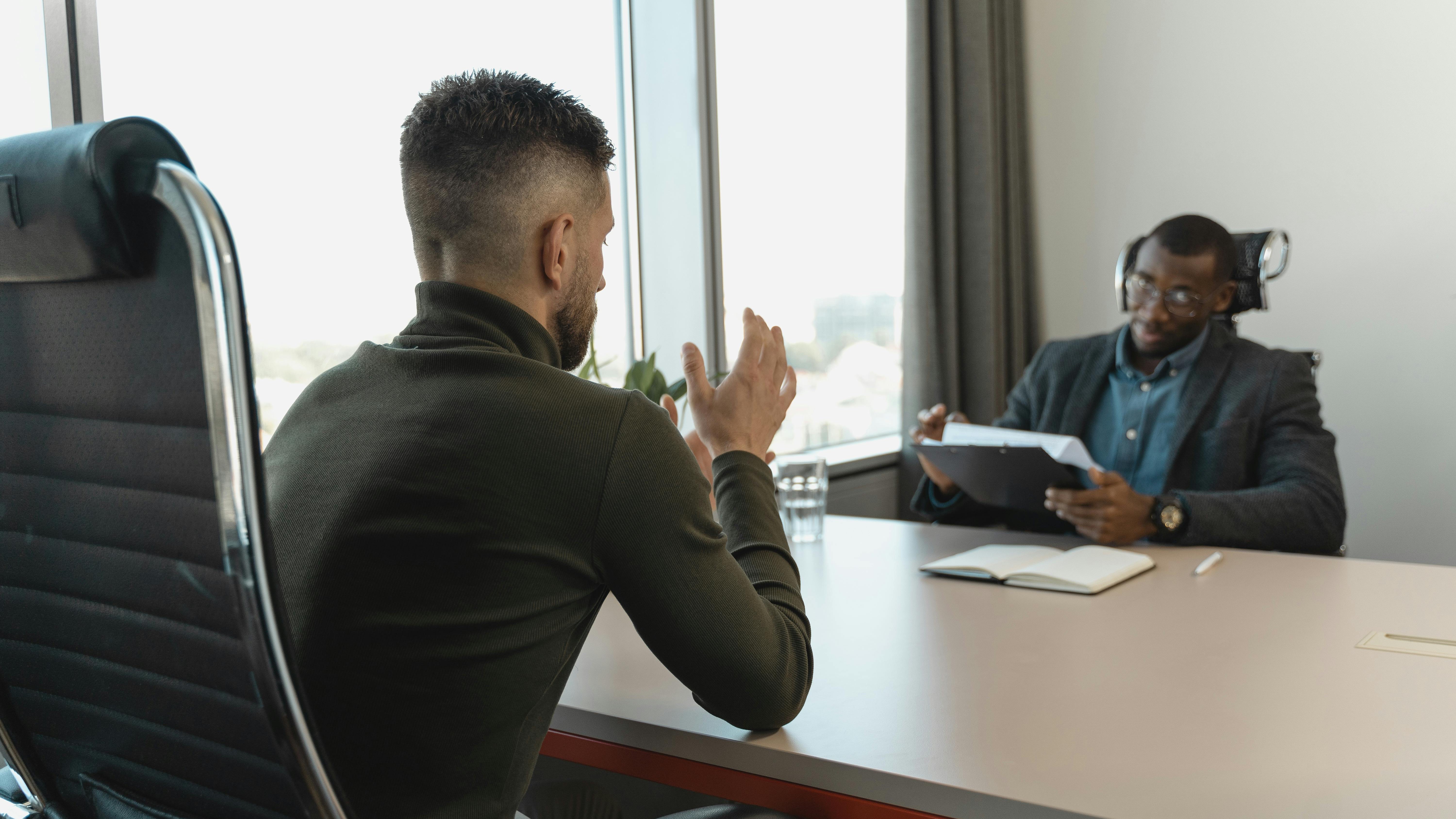 Modern logo symbolizing applicant tracking systems on a purple gradient.