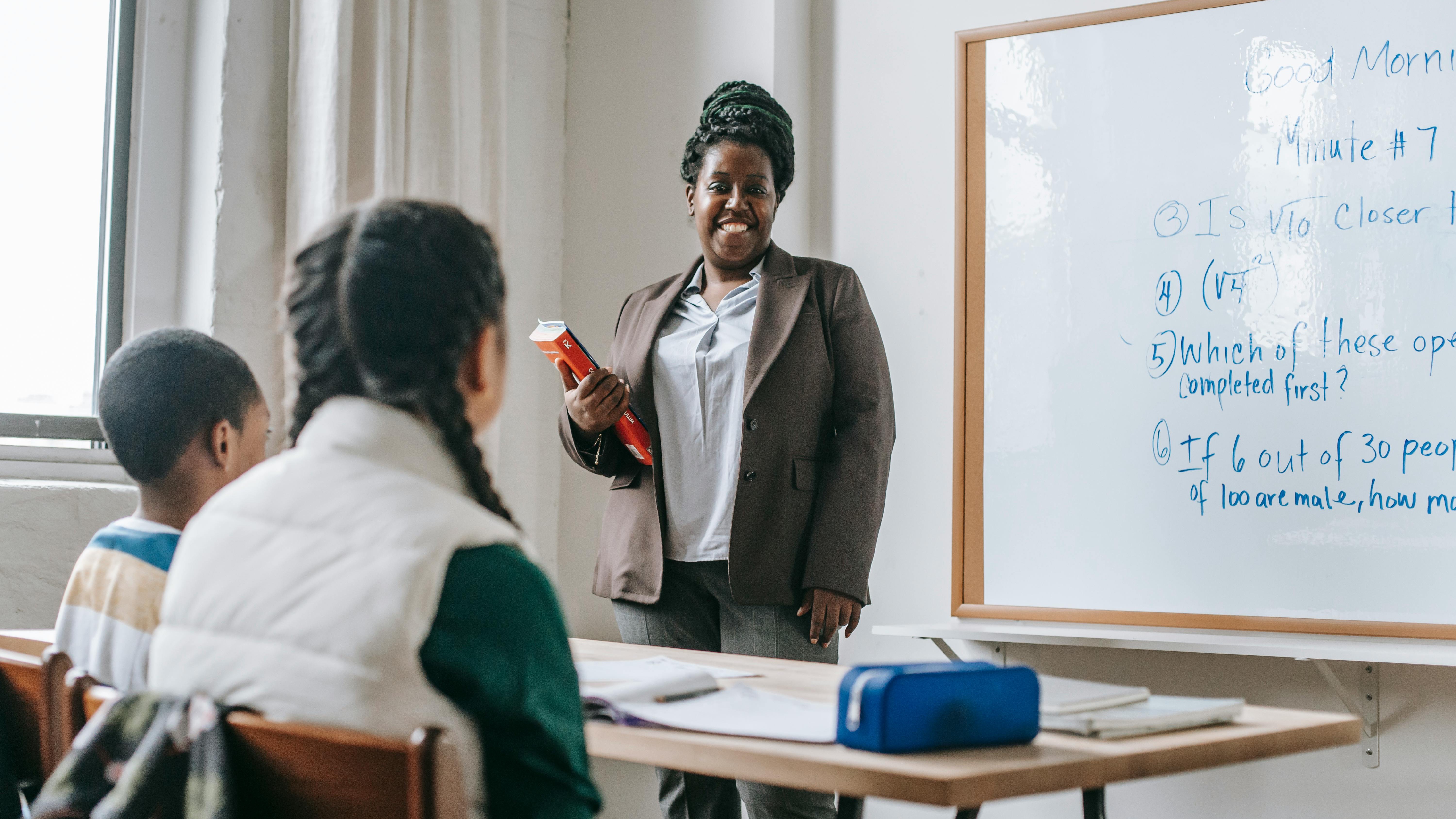 AI courses for educators: smartphone AI interface, educational context.
