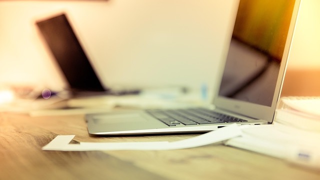 Minimalist Anthropic logo in black on white, representing AI startups and innovations.