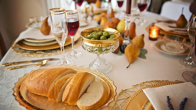 Omaha family life: vibrant family gathering enjoying a harvest feast.