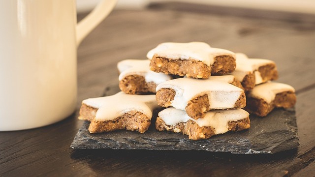 Golden 3 ingredient biscuits on a speckled plate.