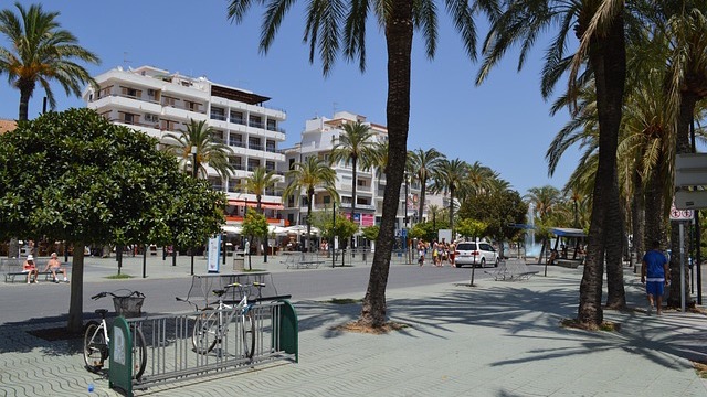 San Antonio outdoor activities include cultural river performances.