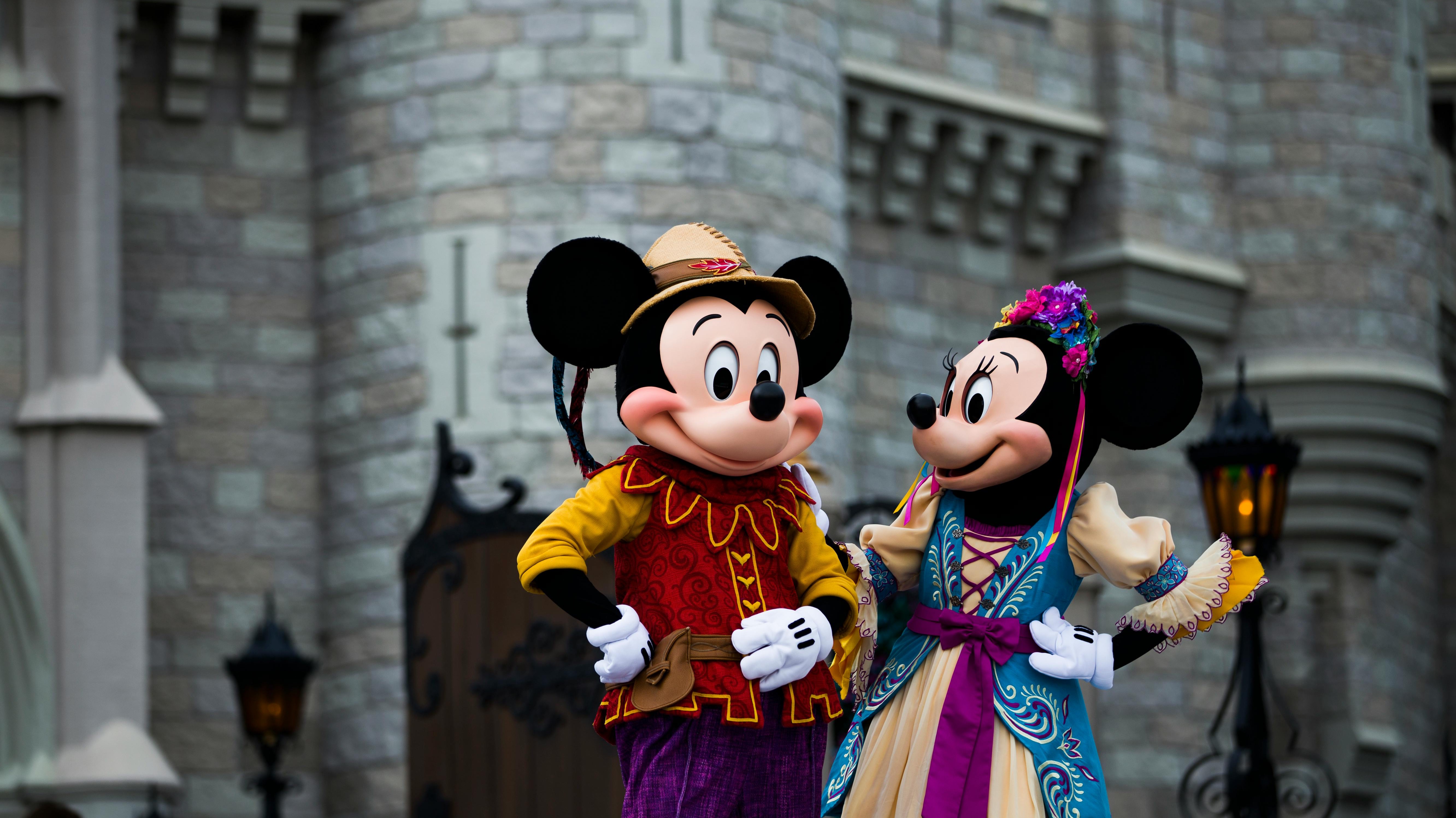 Minimalist red lightning bolt icon, energy symbol.