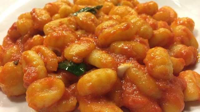 Healthy family meals: roasted gnocchi with tomatoes and sausage.