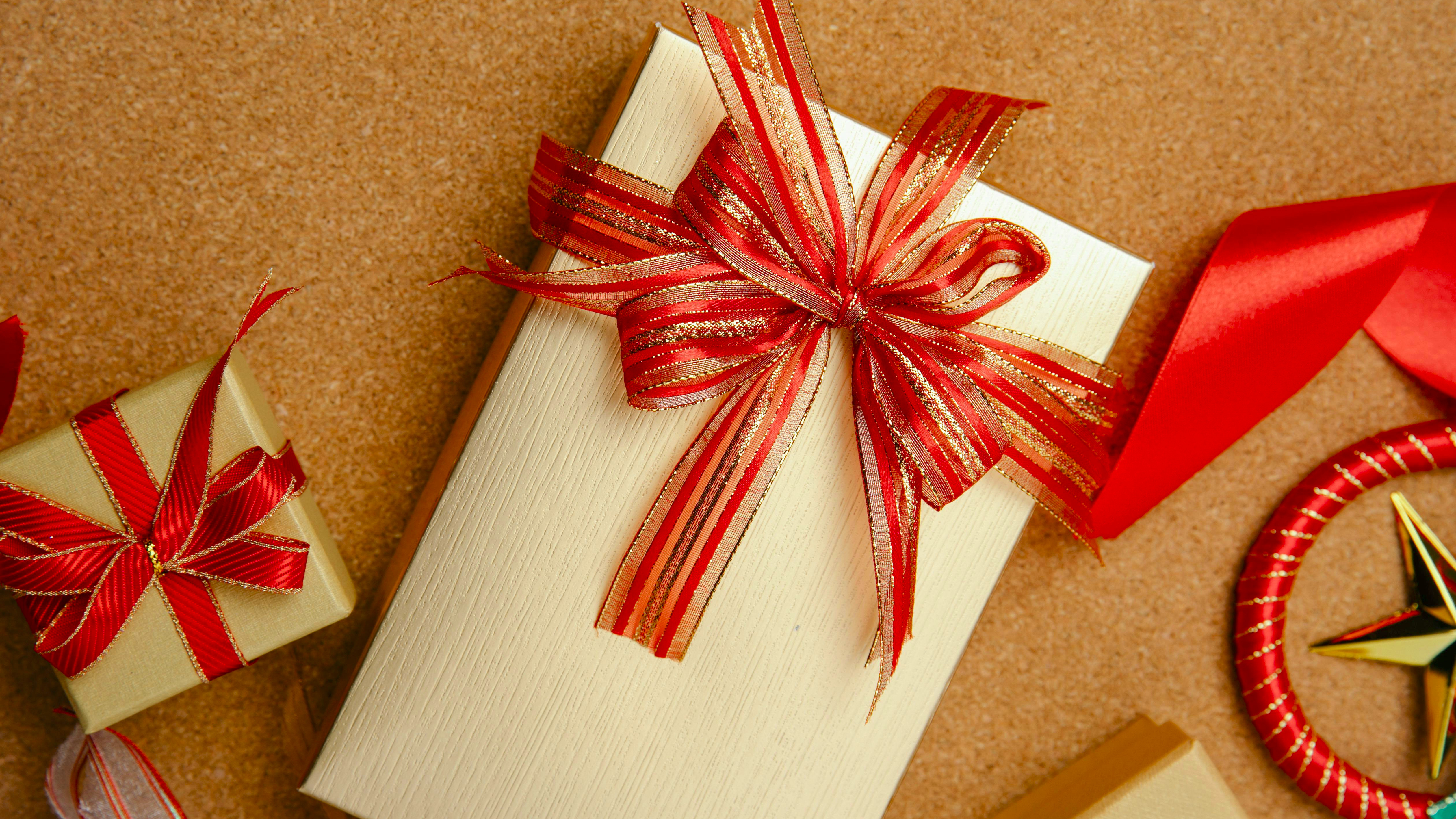 Support veteran-owned businesses with holiday gift guide design.