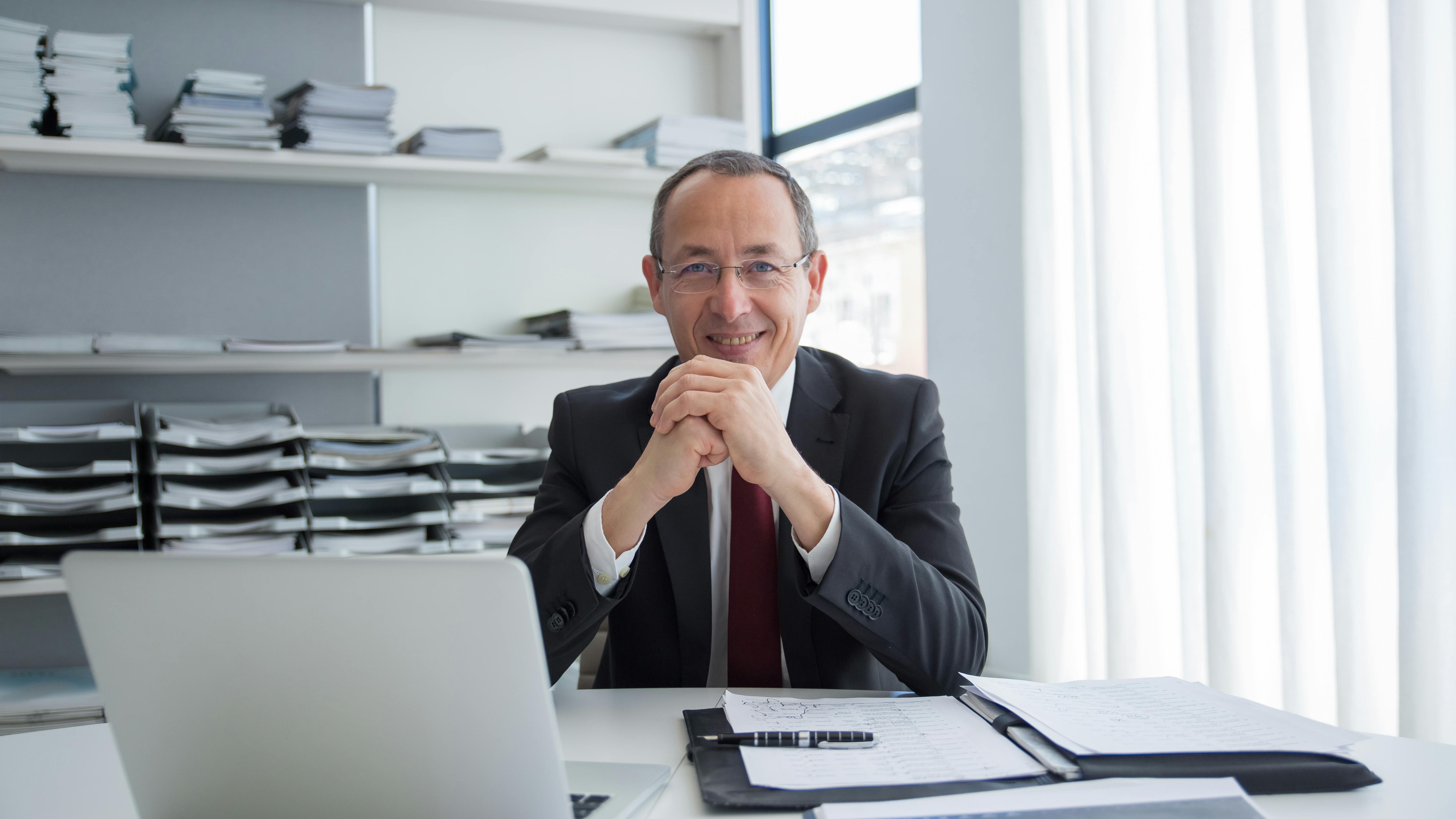 Guide to market mapping in recruitment, interactive presentation, office setting.