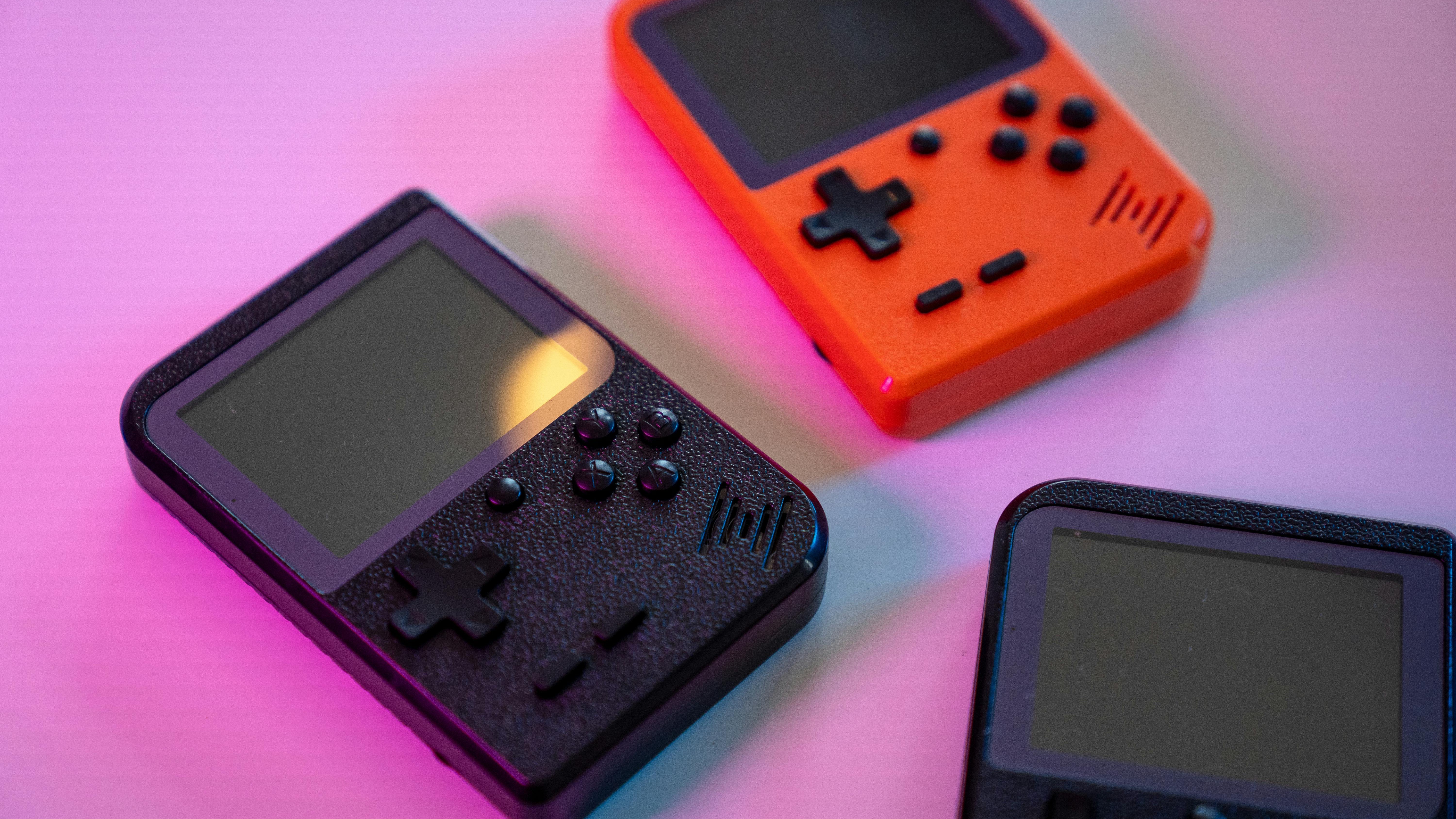 Best internet for gaming: retro gaming setup with consoles and games.
