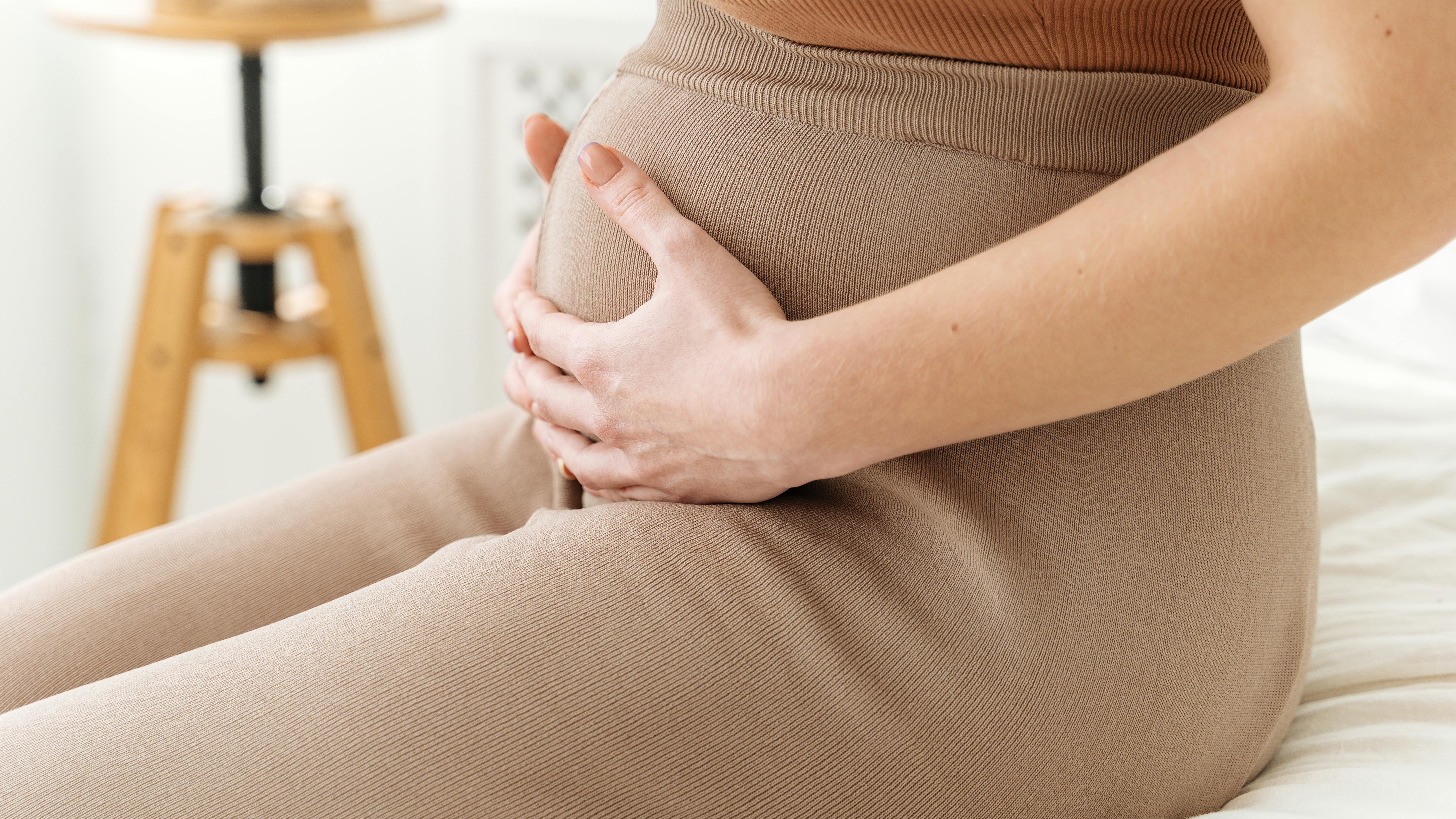 Best maternity clothes brands - pregnant woman in stylish outfit.