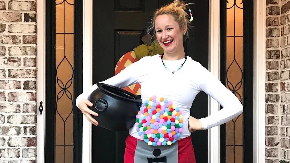 Pregnant Halloween costumes: pumpkin belly design.