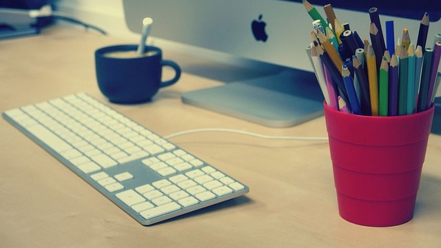 Cartoon icons symbolize a four-day workweek with a leisure day.