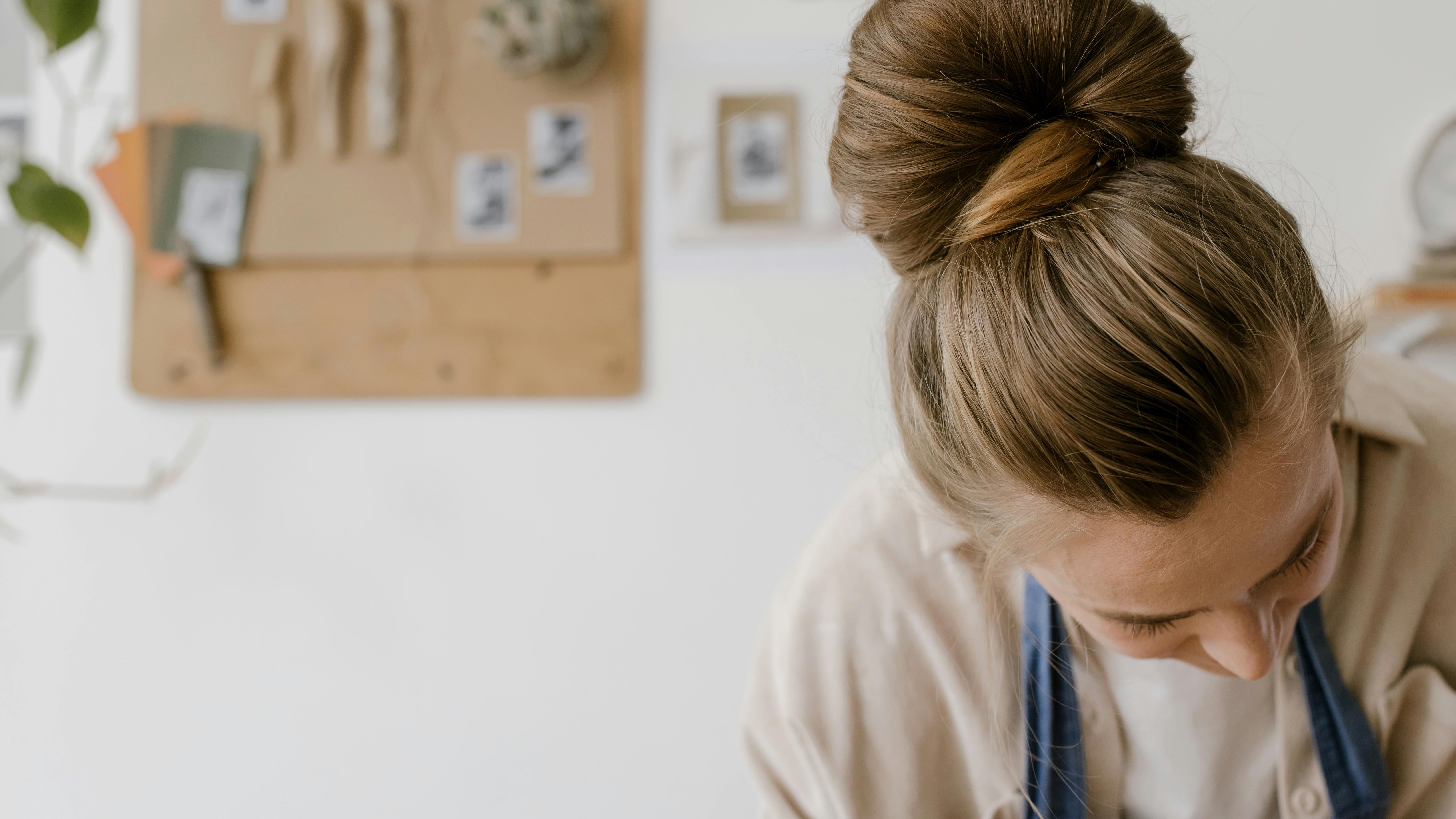 Military spouse livestreams side hustle at home.