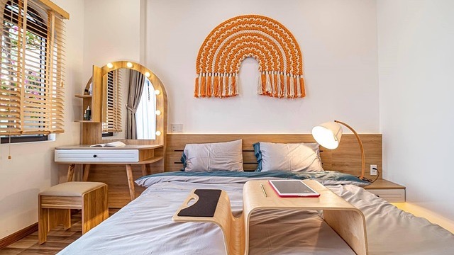 Cozy room with Philips Hue Flourish lamp and decor, warm lighting