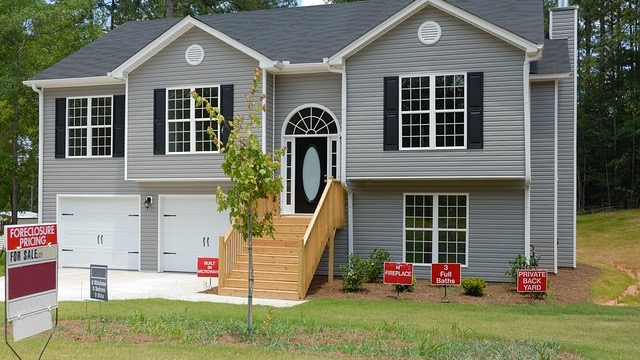2026 Omaha Home Valuation: Modern house with valuation text overlay