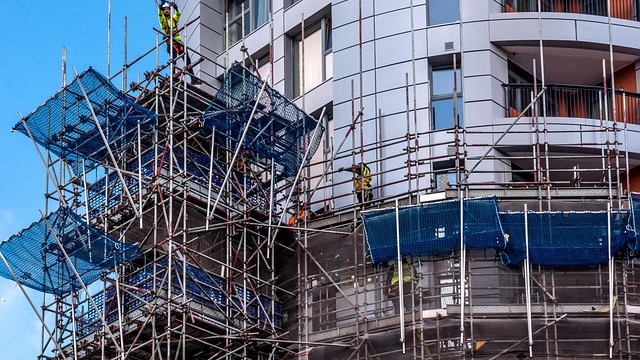 AI infrastructure risks in construction; contrasting chaotic and organized site.