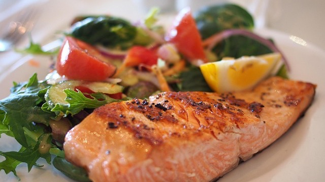 San Antonio dining cruises with friends enjoying outdoor meal.