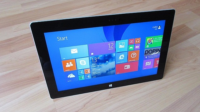 Sleek smart display showing architecture, Best Smart Displays of 2025.