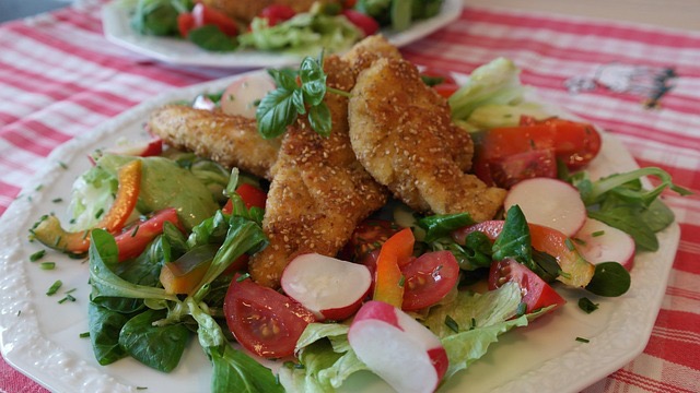 Healthy family meals: crackers, chicken salad, and strawberries.