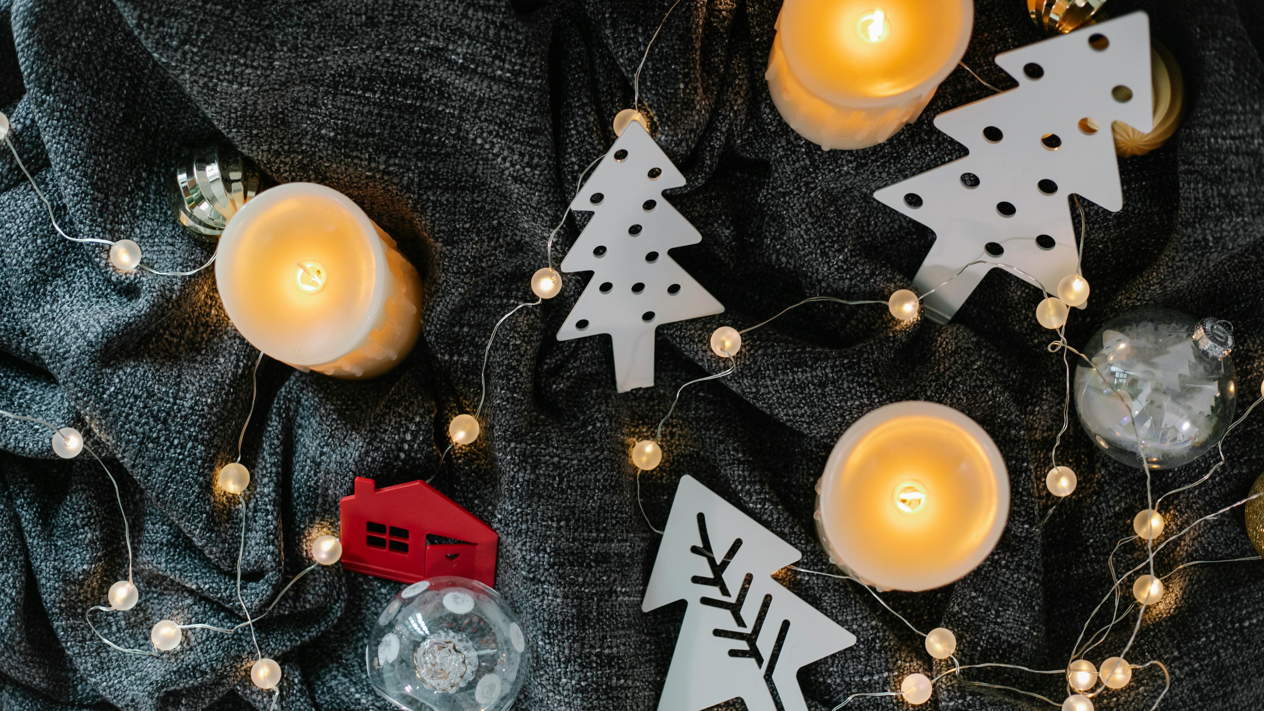 Philips Hue Festavia string lights illuminate a festive Christmas tree.