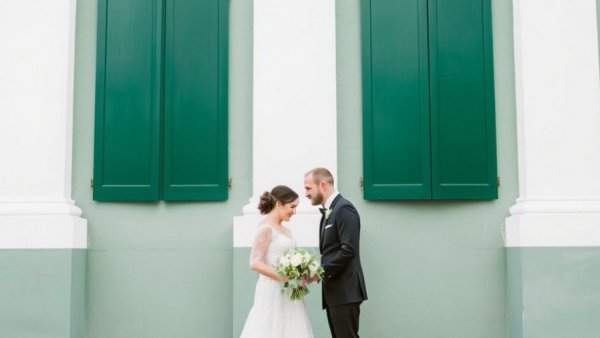 A Grounded Charleston Wedding in Deep Green, Dreamy Color, and Southern Warmth at Gibbes Museum Of Art