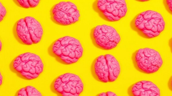 Pink brain models pattern on yellow backdrop showcasing brain training cognitive health.