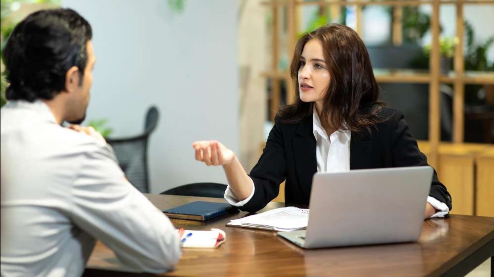 Executive recruiting best practices checklist on blue background.