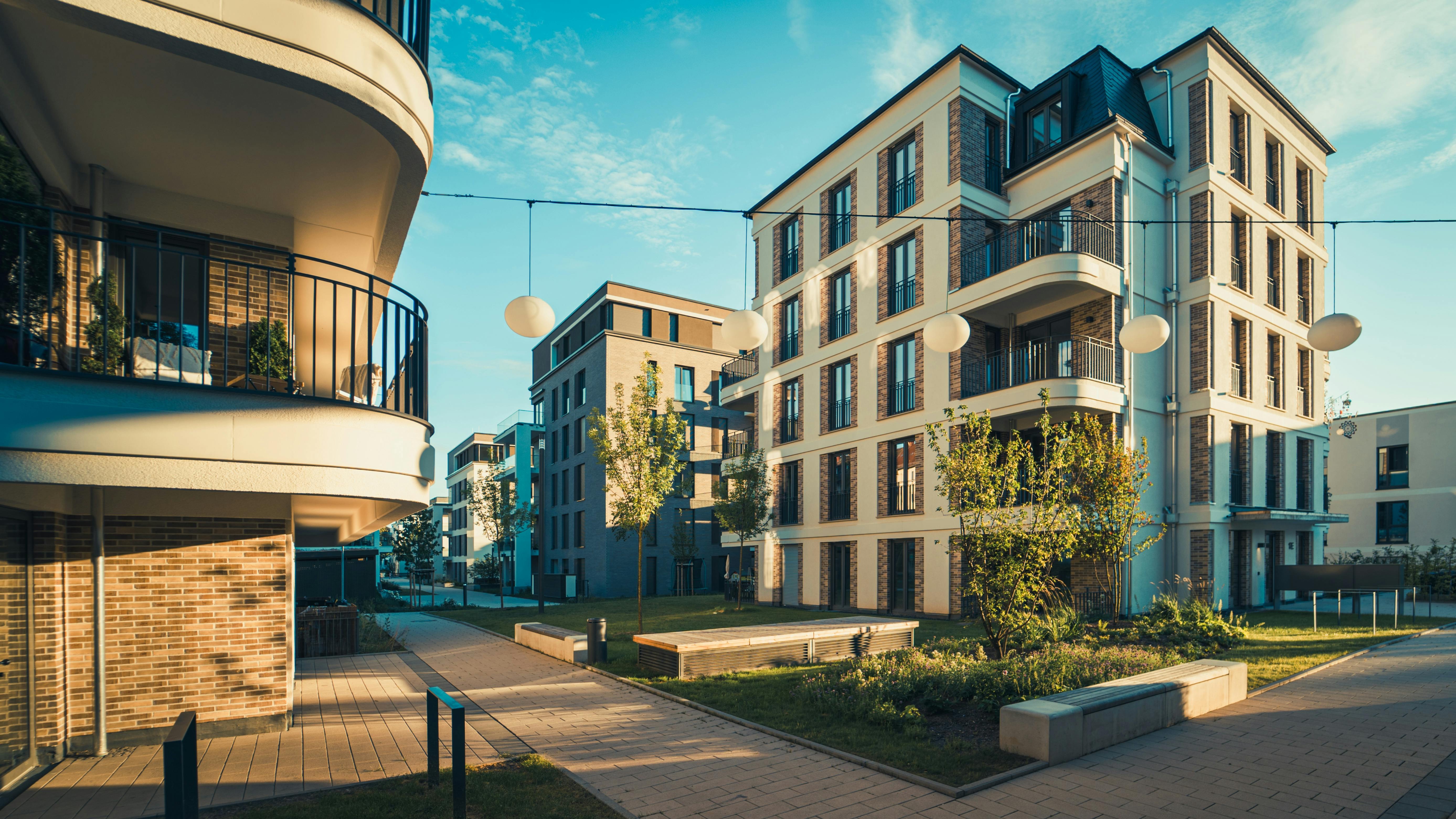 Building orientation shows sun sunshine efficiency.