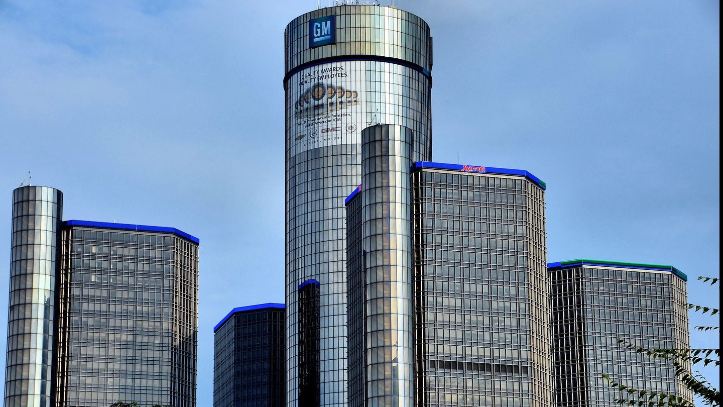General Motors skyscraper under overcast sky; GM tariffs impact