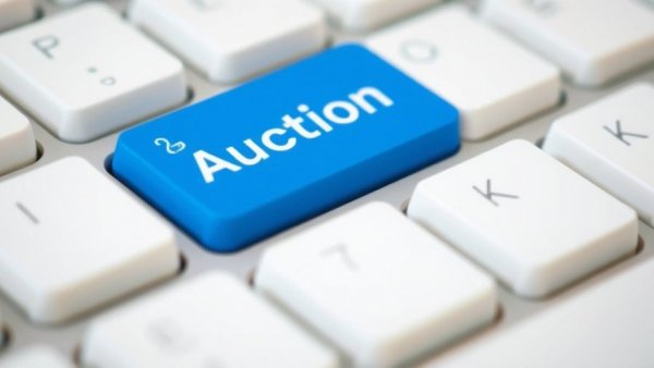 Computer keyboard featuring a blue auction key.