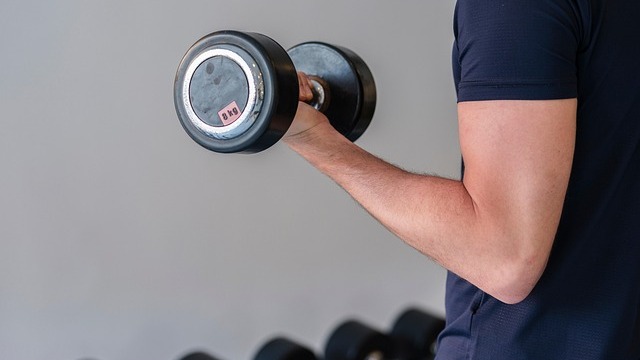 Close-up of hands on belly with text about weight loss for leaders.