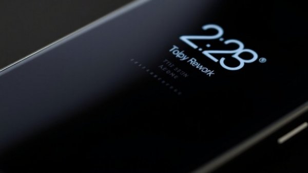 iOS 27 bug temporarily freeze iPhone with screen glitch.