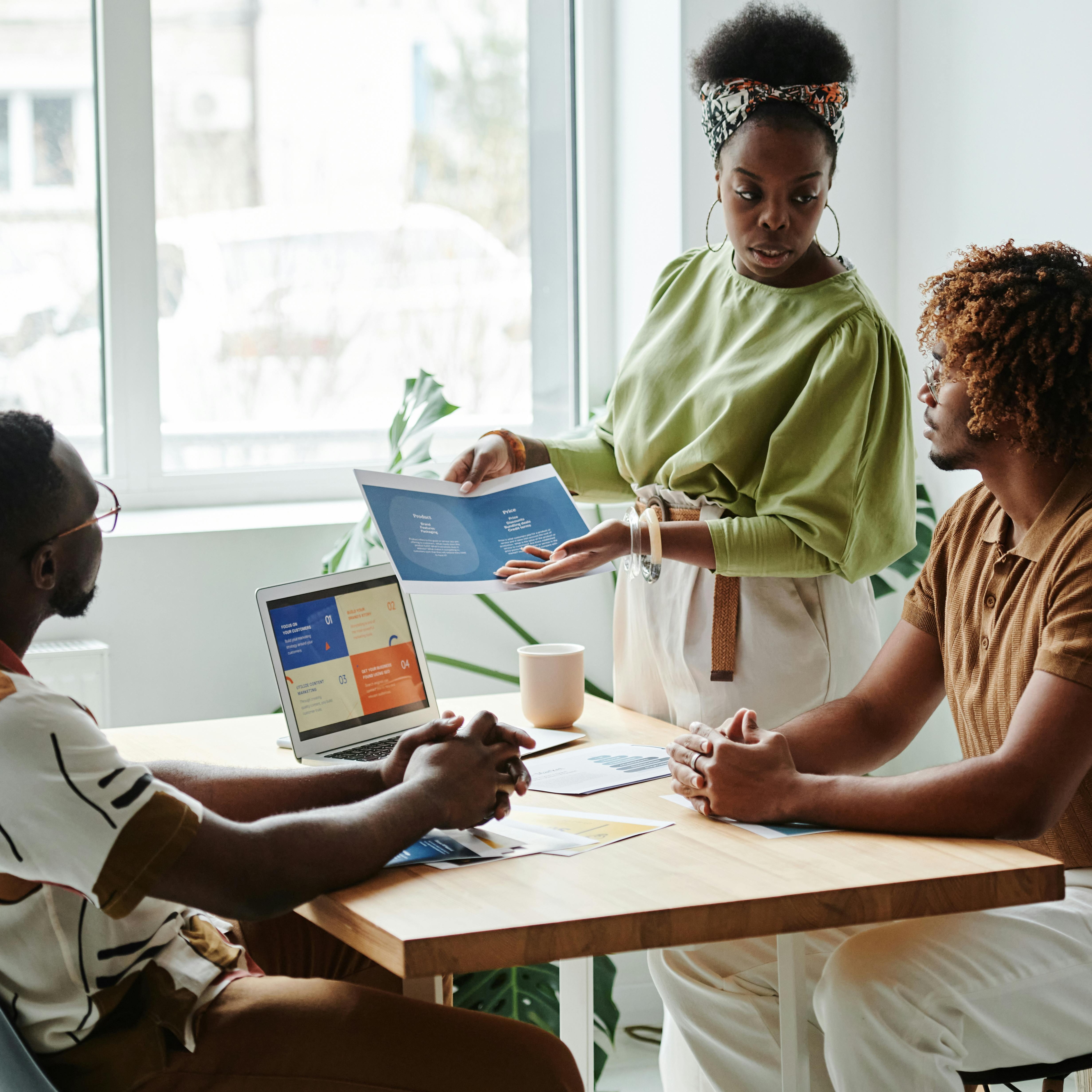 complex anlisis visualizacin, captivated, examining 3D models, photorealistic, futuristic lab with holographic projections, highly detailed, rotating models, full HD, rich metallic tones, focused spotlight, shot with a macro lens.