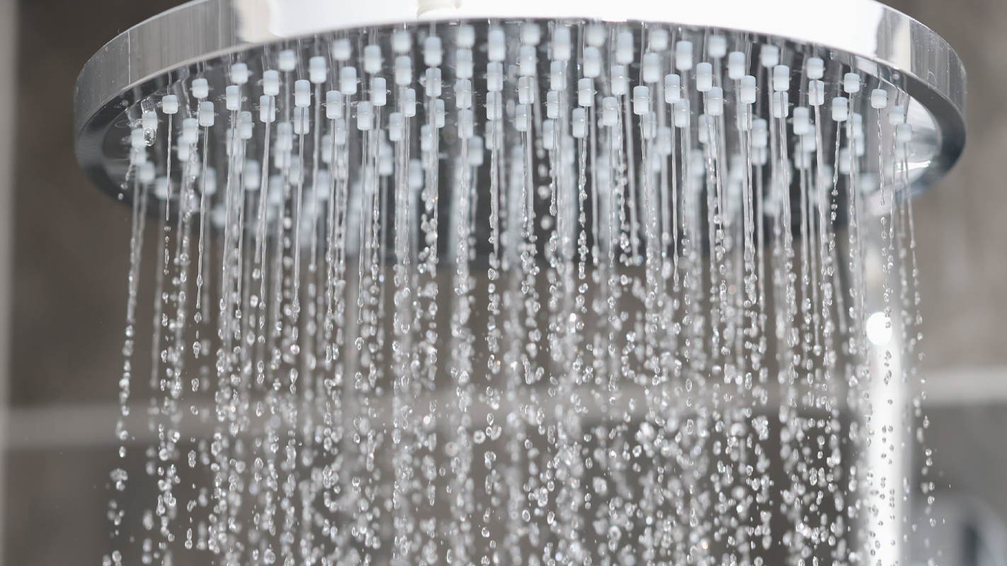 dynamic Lindyspring splash, energizing energy, splattering outward, photorealistic, pristine beach backdrop, highly detailed, chaotic water forms, ISO 320, f/1.8, aquamarine and white highlights, high-speed flash, shot with a 100mm macro lens.