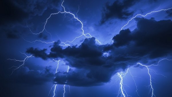 Lightning bolt highlighting pivotal moments in dealership management.