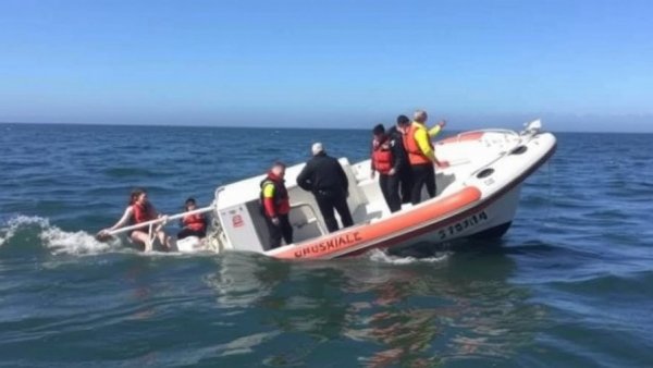 6 people rescued in Santa Cruz after boat capsizes